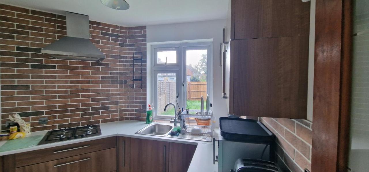 Ritzs Place Northolt  Buitenkant foto